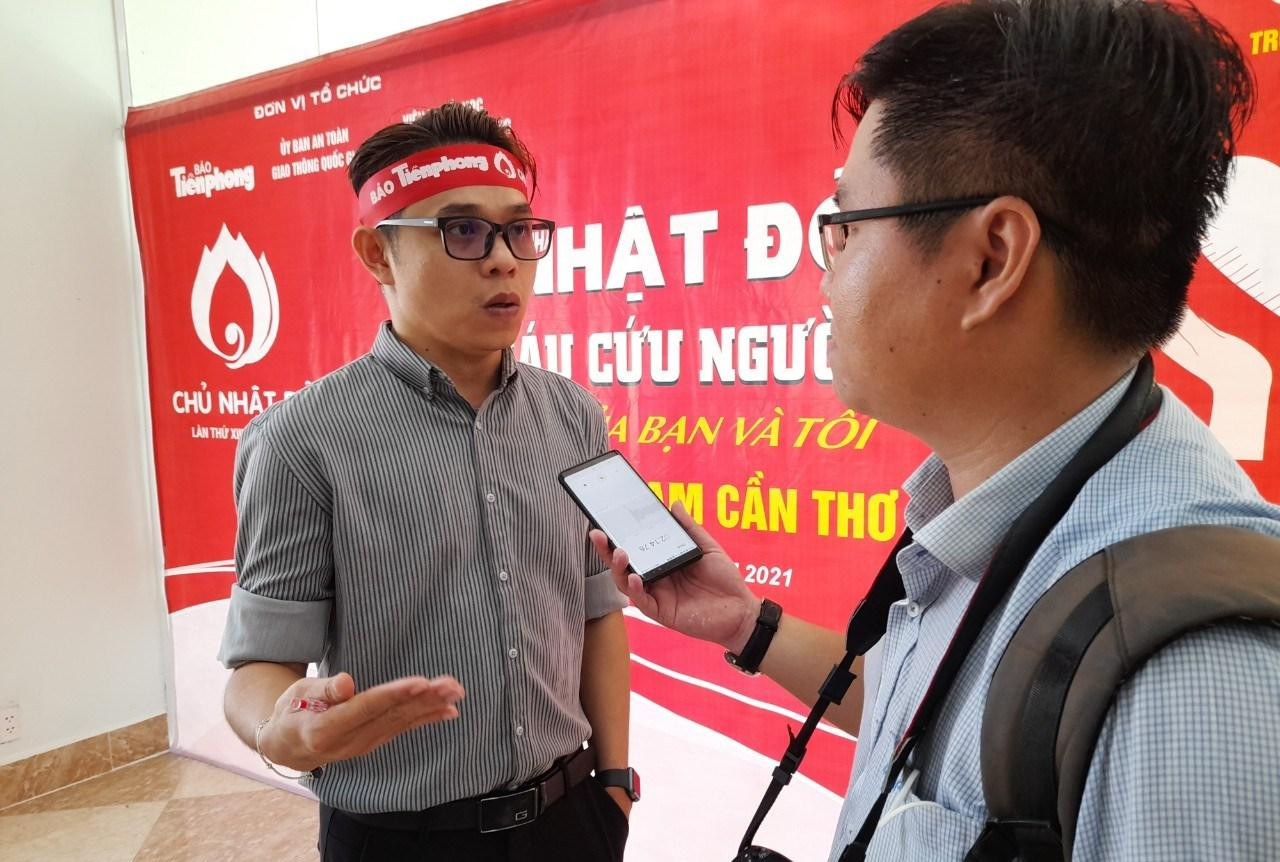 Anh Nguyễn Nhật Trường – Bí thư Đoàn trường ĐH Nam Cần Thơ cho biết, ngoài việc đào tạo học tập, nghiên cứu khoa học thì nhà trường đặc biệt quan tâm các hoạt động về cộng đồng, tiêu biểu nhất là phong trào hiến máu tình nguyện. Sức lan tỏa không chỉ gói trong phạm vi của trường mà còn vận động các bạn sinh viên tham dự ngày hội Chủ Nhật Đỏ do báo Tiền Phong tổ chức tại các địa phương. Đoàn trường cũng thường xuyên xây dựng các kế hoạch, tuyên truyền về ý nghĩa, giá trị của việc hiến máu tình nguyện... Anh Nguyễn Nhật Trường – Bí thư Đoàn trường ĐH Nam Cần Thơ cho biết, ngoài việc đào tạo học tập, nghiên cứu khoa học thì nhà trường đặc biệt quan tâm các hoạt động về cộng đồng, tiêu biểu nhất là phong trào hiến máu tình nguyện. Sức lan tỏa không chỉ gói trong phạm vi của trường mà còn vận động các bạn sinh viên tham dự ngày hội Chủ Nhật Đỏ do báo Tiền Phong tổ chức tại các địa phương. Đoàn trường cũng thường xuyên xây dựng các kế hoạch, tuyên truyền về ý nghĩa, giá trị của việc hiến máu tình nguyện...