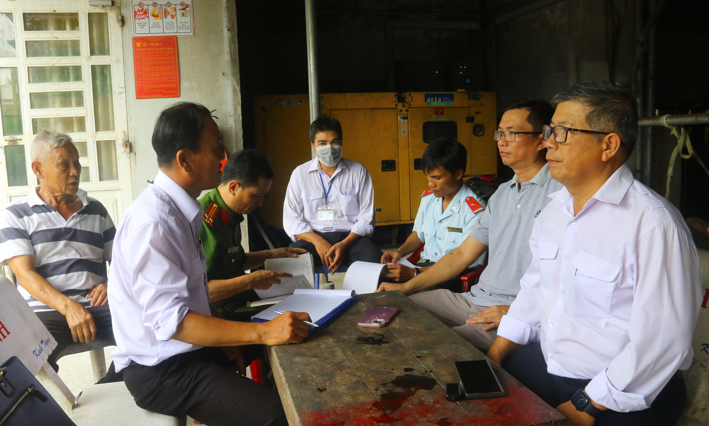 Đoàn kiểm tra làm việc với đại diện chi nhánh Công ty C.P.