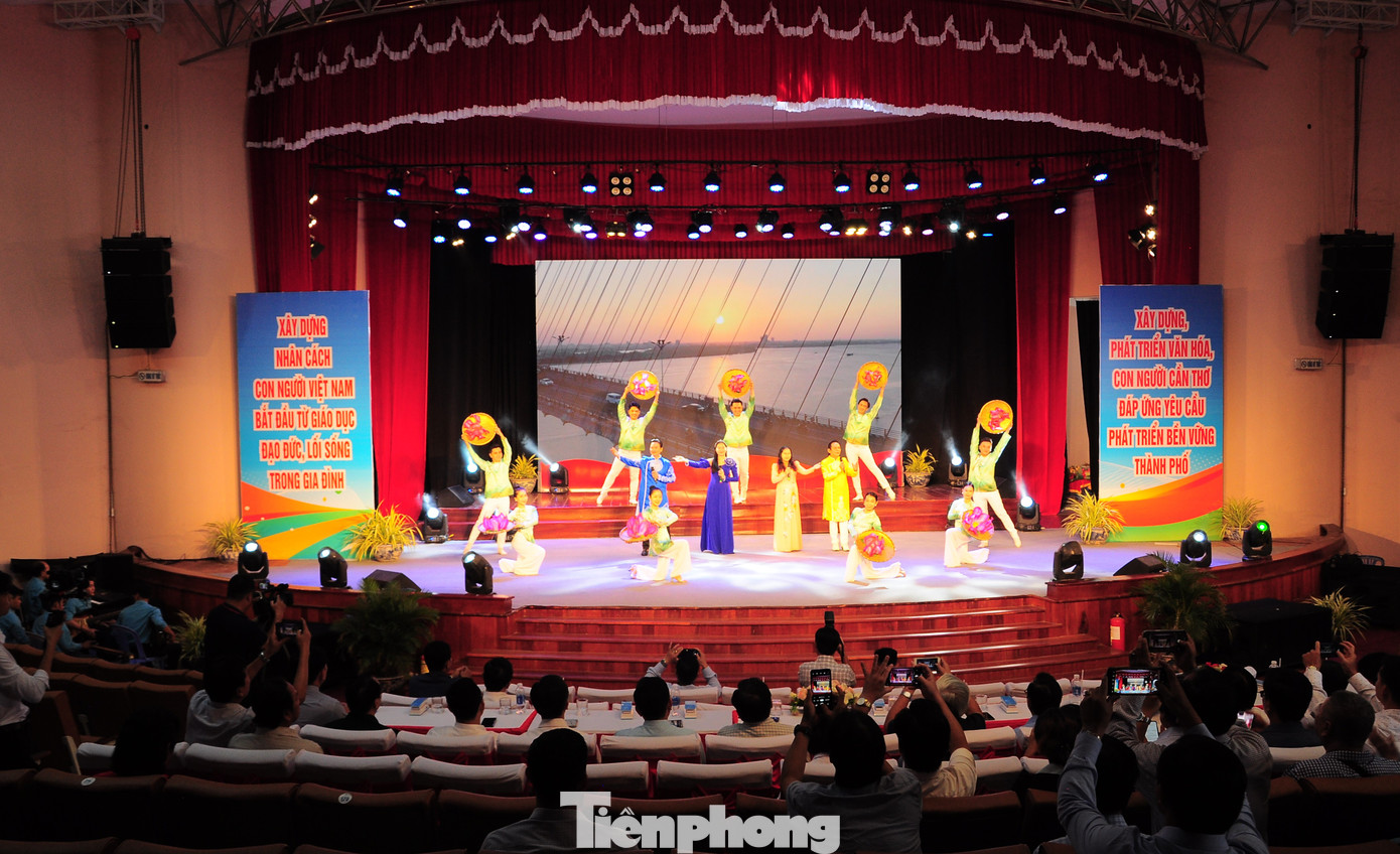 Tiết mục văn nghệ của Nhà hát Tây Đô (Cần Thơ) tại chương trình. Ảnh: CK. Tiết mục văn nghệ của Nhà hát Tây Đô (Cần Thơ) tại chương trình. Ảnh: CK.