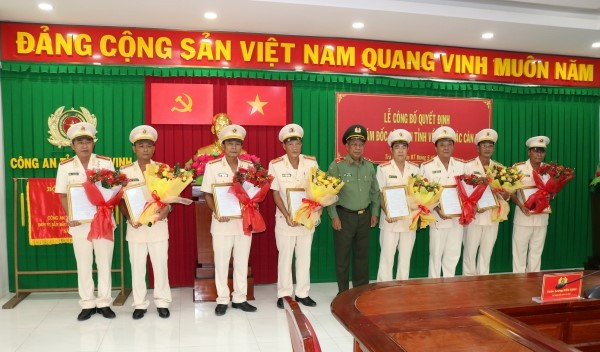 Thiếu tướng Kiên Rịnh - Phó Giám đốc Công an tỉnh Trà Vinh, trao quyết định cho các cán bộ. Ảnh: Phạm Hơn Thiếu tướng Kiên Rịnh - Phó Giám đốc Công an tỉnh Trà Vinh, trao quyết định cho các cán bộ. Ảnh: Phạm Hơn