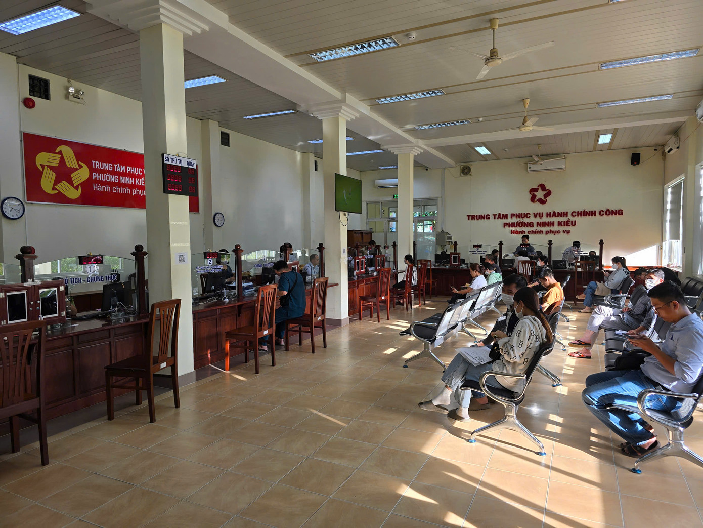 Người dân đến làm thủ tục hành chính tại Trung tâm Phục vụ hành chính công phường Ninh Kiều. Người dân đến làm thủ tục hành chính tại Trung tâm Phục vụ hành chính công phường Ninh Kiều.