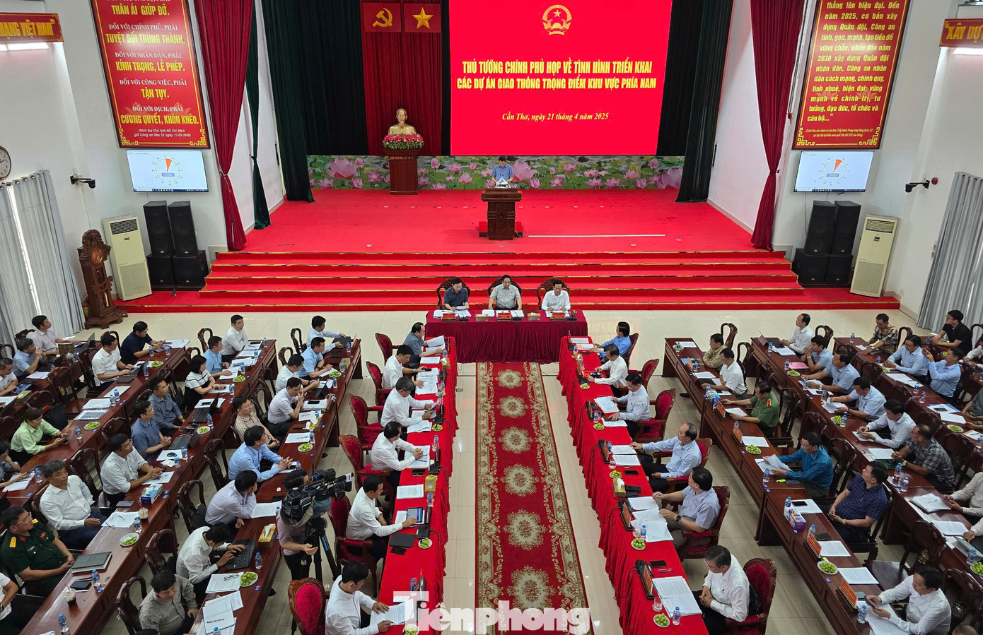 Quang cảnh cuộc họp. Quang cảnh cuộc họp.