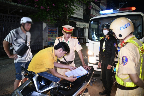 CSGT Công an tỉnh Trà Vinh kiểm tra, xử lý vi phạm về nồng độ cồn. Ảnh: Hồ Giang