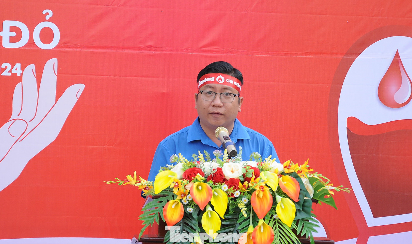 Phó Bí thư Thành Đoàn, Chủ tịch Hội Liên LHTN Việt Nam TP. Cần Thơ - anh Trần Việt Tuấn phát động phong trào hiến máu tình nguyện tại ngày hội. Phó Bí thư Thành Đoàn, Chủ tịch Hội Liên LHTN Việt Nam TP. Cần Thơ - anh Trần Việt Tuấn phát động phong trào hiến máu tình nguyện tại ngày hội.