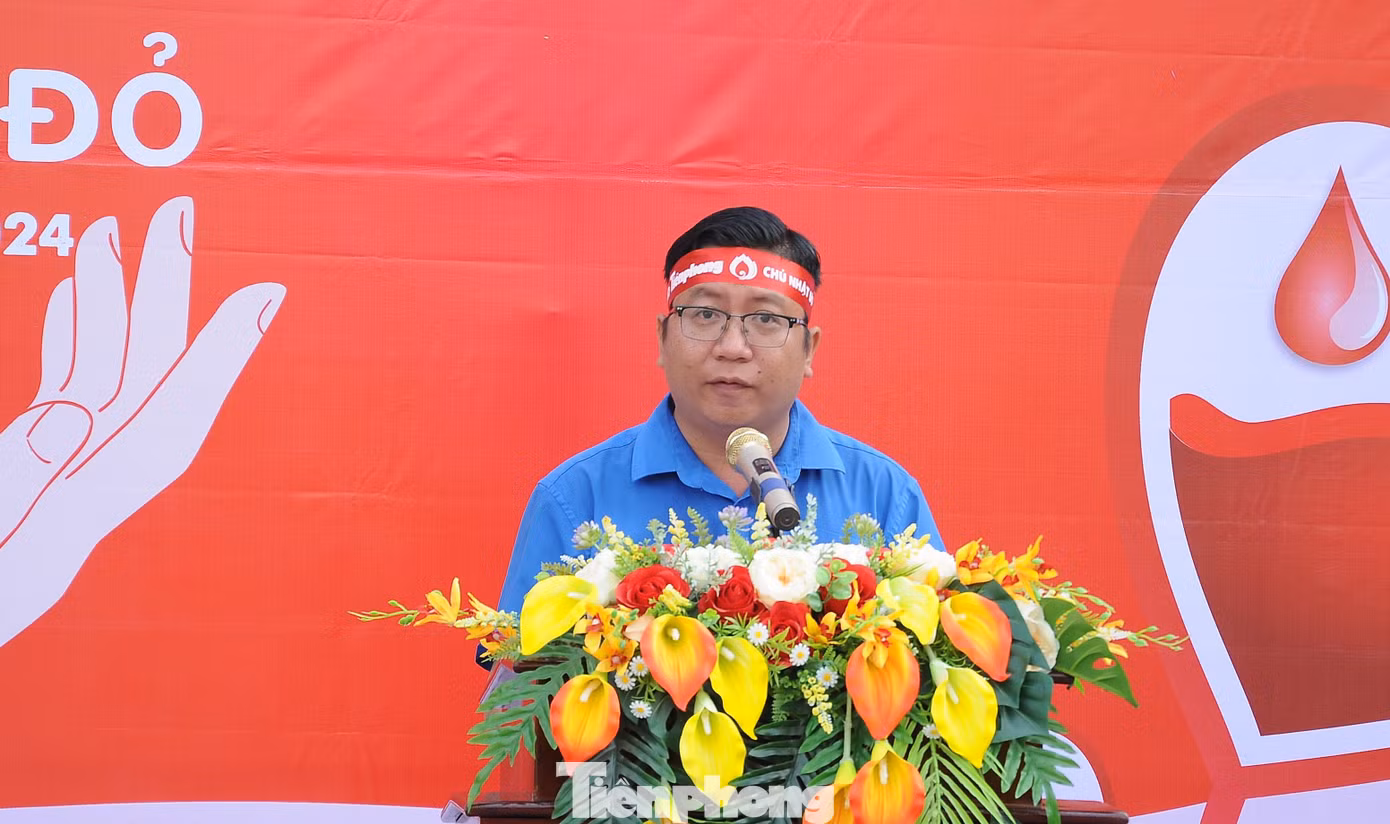 Phó Bí thư Thành Đoàn, Chủ tịch Hội Liên LHTN Việt Nam TP. Cần Thơ - anh Trần Việt Tuấn phát động phong trào hiến máu tình nguyện tại ngày hội.