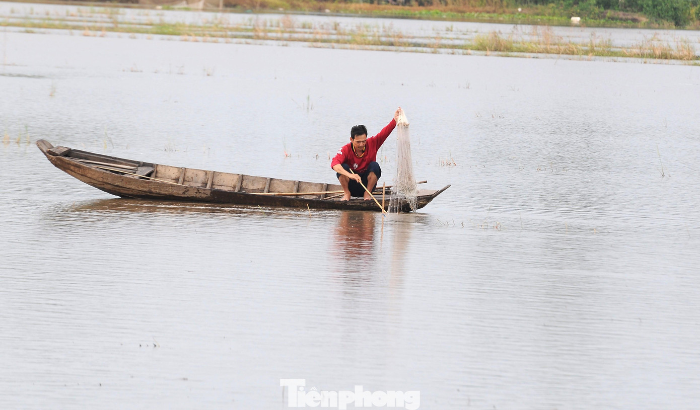 Nhiều cách thức đánh bắt thủy sản được người dân áp dụng.