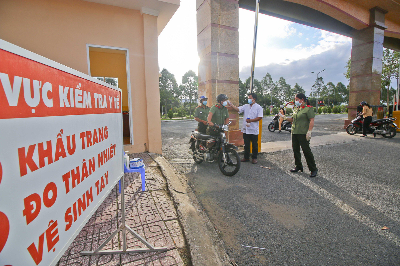 Kiểm tra y tế trước trước khi vào khu vực bầu cử. Kiểm tra y tế trước trước khi vào khu vực bầu cử.
