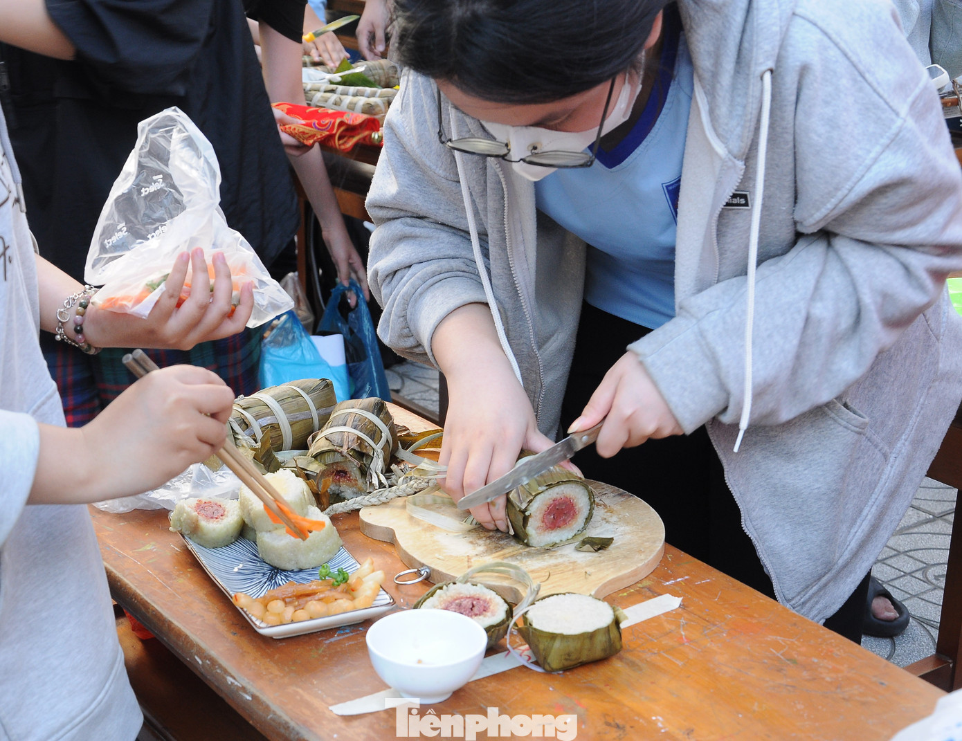 Cắt bánh Tét để trang trí, thi trình bày. Cắt bánh Tét để trang trí, thi trình bày.