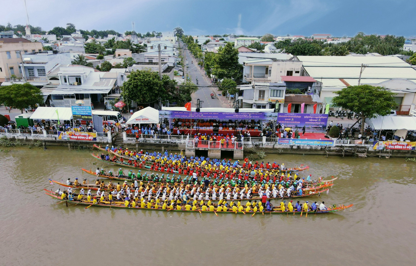 Tham gia giải đua năm nay có 9 đội ghe nam và 7 đội ghe nam nữ phối hợp đến từ các huyện, thành phố của tỉnh Trà Vinh và thị xã Bình Minh (tỉnh Vĩnh Long). Ảnh: T.L.