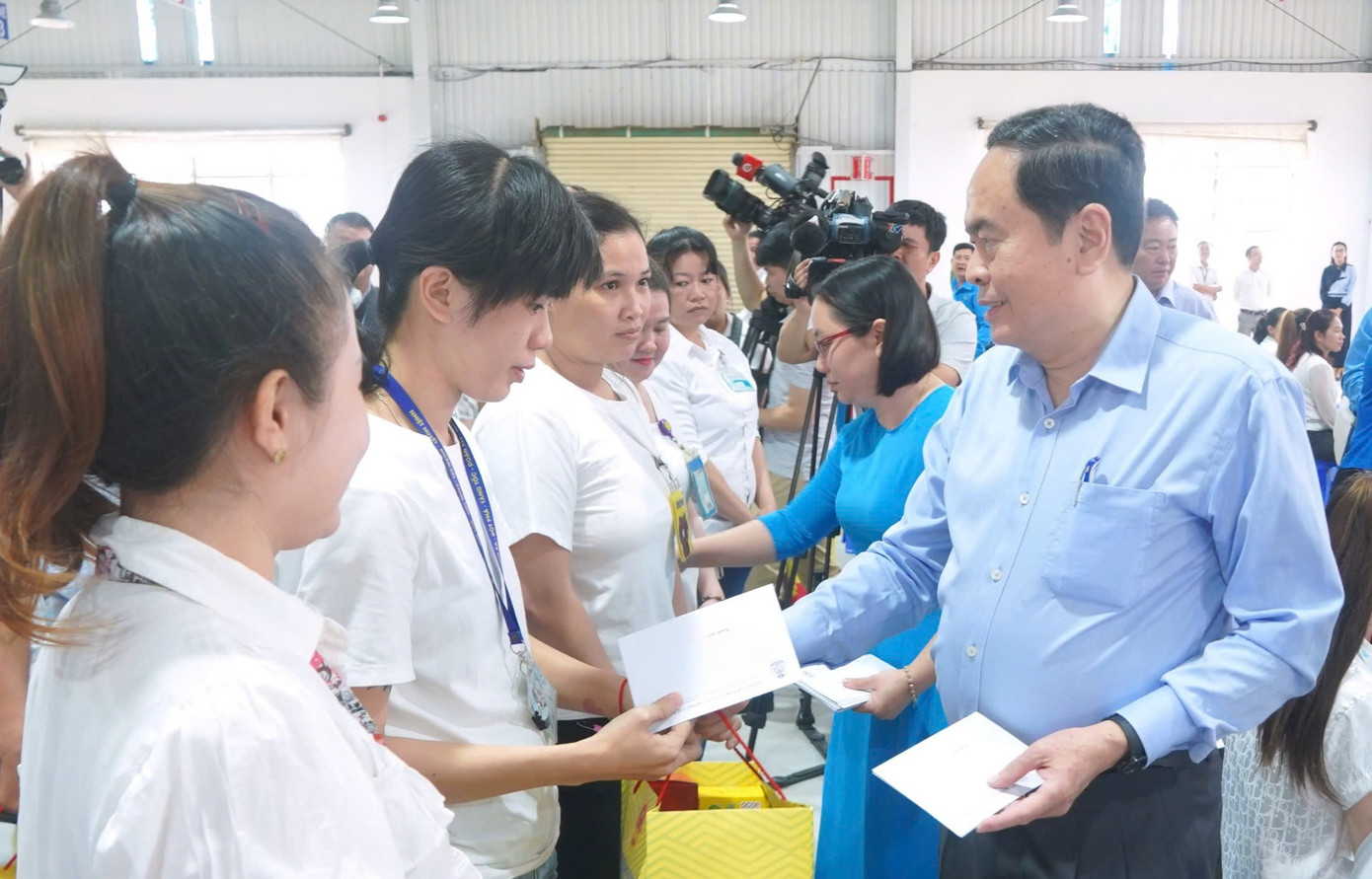 Chủ tịch Quốc hội tặng quà cho công nhân Công ty TNHH MTV Giáp Quán Thăng (huyện Châu Thành A).