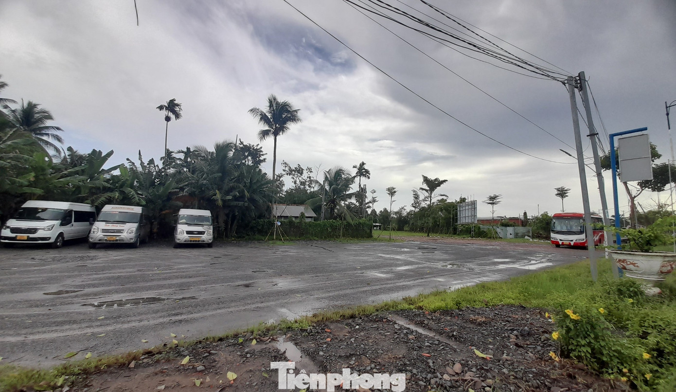 Bãi xe Khu du lịch Ông Đề (xã Mỹ Khánh, huyện Phong Điền) còn khá trống trải.