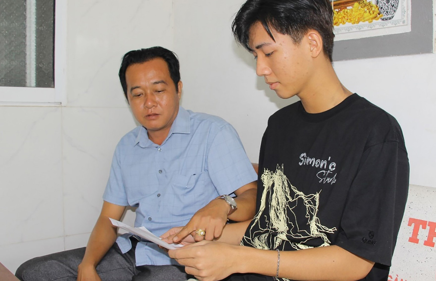 Đại diện Ban Chỉ huy Quân sự xã Vĩnh Trung thăm hỏi, động viên Bùi Nguyễn Hoài Ân trước khi lên đường nhập ngũ. Đại diện Ban Chỉ huy Quân sự xã Vĩnh Trung thăm hỏi, động viên Bùi Nguyễn Hoài Ân trước khi lên đường nhập ngũ.