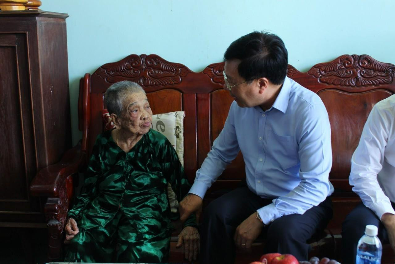 Phó Thủ tướng Phạm Bình Minh thăm Mẹ Việt Nam Anh hùng Nguyễn Thị Kim Hoa.