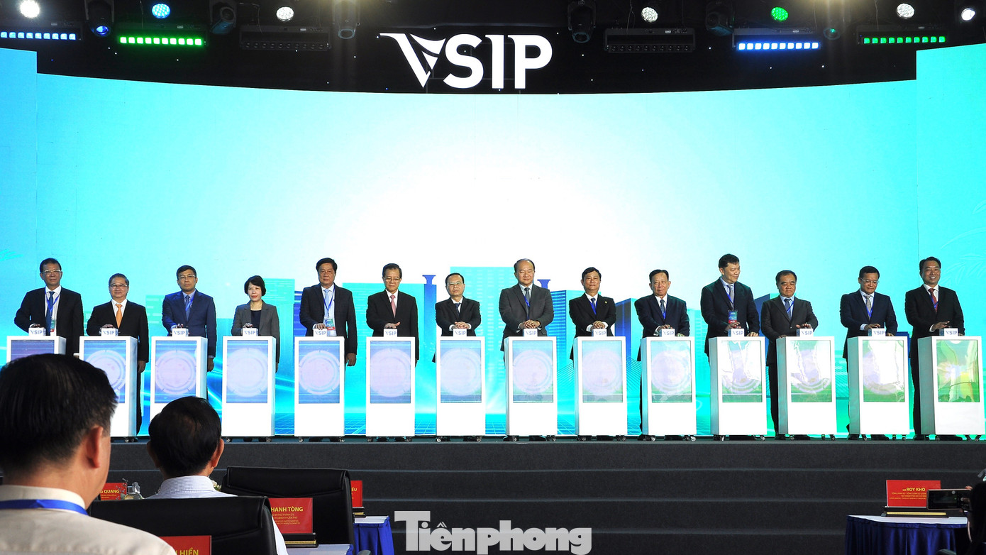 Các đại biểu nhấn nút khởi động dự án. Ảnh: Cảnh Kỳ.