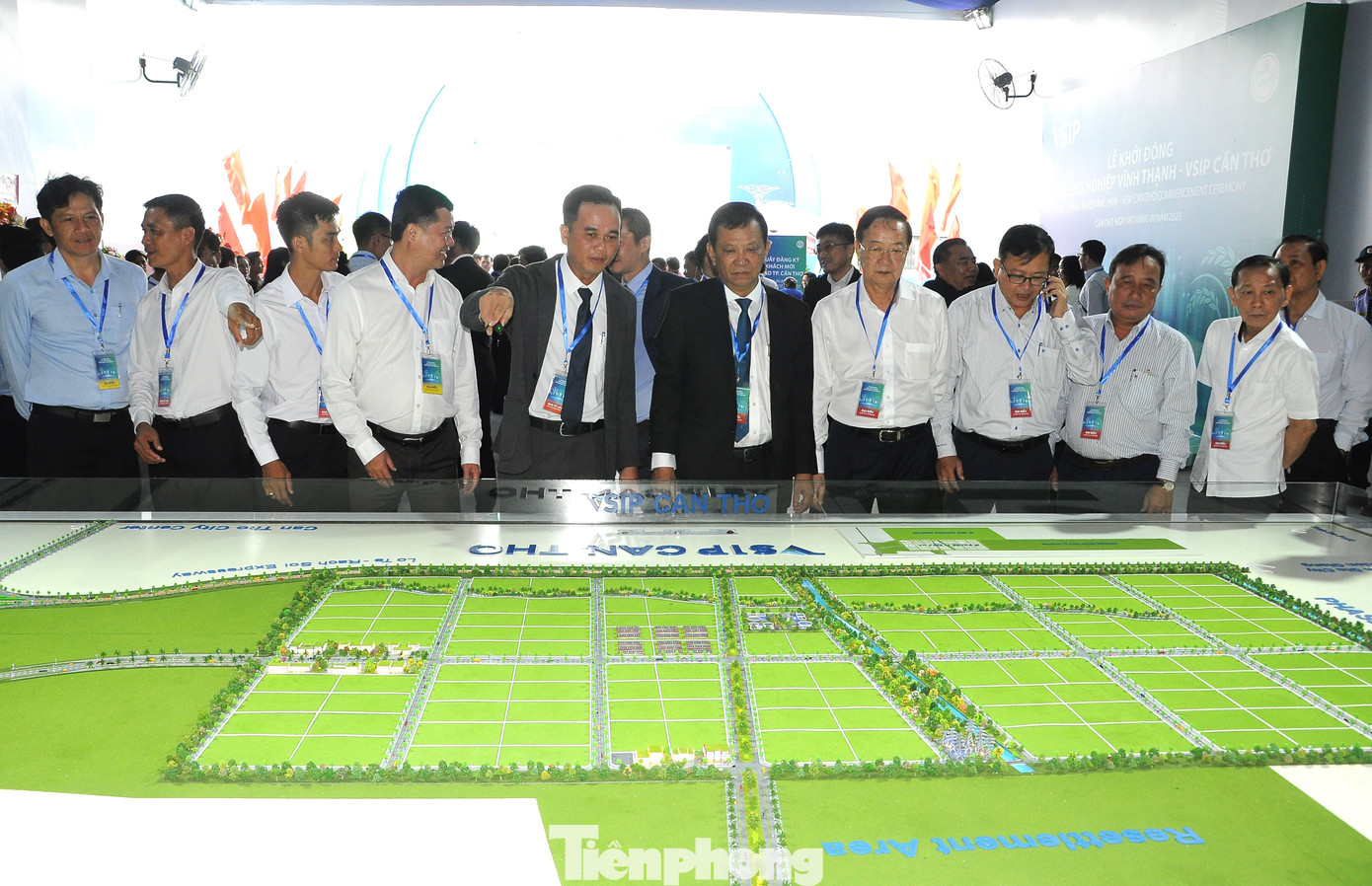 Các đại biểu xem mô hình KCN VSIP Cần Thơ. Ảnh: Cảnh Kỳ.