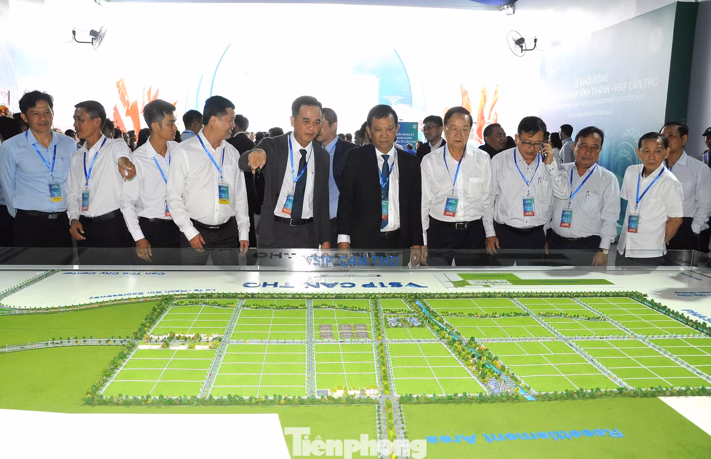 Các đại biểu xem mô hình KCN VSIP Cần Thơ. Ảnh: Cảnh Kỳ.