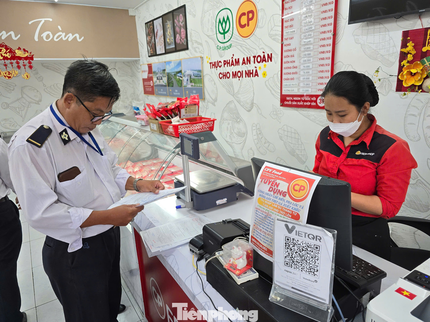 Kiểm tra giấy tờ liên quan của cửa hàng Fresh Shop tại đường Đề Thám.