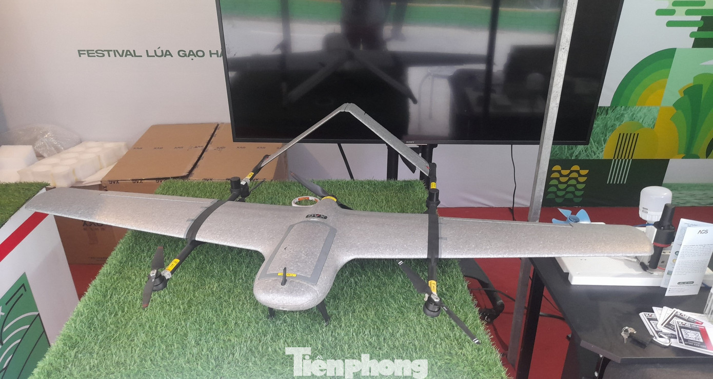 Giai đoạn 4 là thời kỳ nông nghiệp hiện đại 4.0, ứng dụng công nghệ thông tin vào sản xuất, đưa máy móc, công nghệ kết hợp trí tuệ nhân tạo vào hệ thống sản xuất lúa, công cụ sản xuất được cơ giới hóa đồng bộ. Các mô hình được triển lãm gồm: máy cấy lúa, thiết bị bay gieo hạt, phun thuốc/phân, hệ thống tưới, máy gặt thông minh… Đây là thời kỳ chuyển đổi từ lao động sản xuất nông nghiệp sang phát triển kinh tế nông nghiệp; năng suất lao động rất cao, nông thôn mới xuất hiện những nhà nông chuyên nghiệp... Giai đoạn 4 là thời kỳ nông nghiệp hiện đại 4.0, ứng dụng công nghệ thông tin vào sản xuất, đưa máy móc, công nghệ kết hợp trí tuệ nhân tạo vào hệ thống sản xuất lúa, công cụ sản xuất được cơ giới hóa đồng bộ. Các mô hình được triển lãm gồm: máy cấy lúa, thiết bị bay gieo hạt, phun thuốc/phân, hệ thống tưới, máy gặt thông minh… Đây là thời kỳ chuyển đổi từ lao động sản xuất nông nghiệp sang phát triển kinh tế nông nghiệp; năng suất lao động rất cao, nông thôn mới xuất hiện những nhà nông chuyên nghiệp...