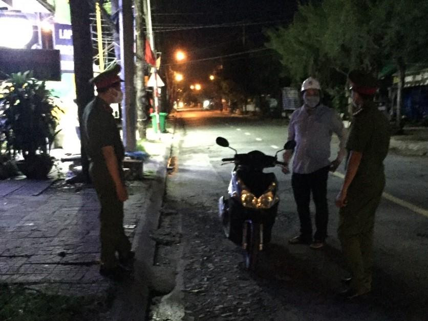 Lực lượng công an TP Vị Thanh, tỉnh Hậu Giang nhắc nhở người dân. Ảnh: CAHG