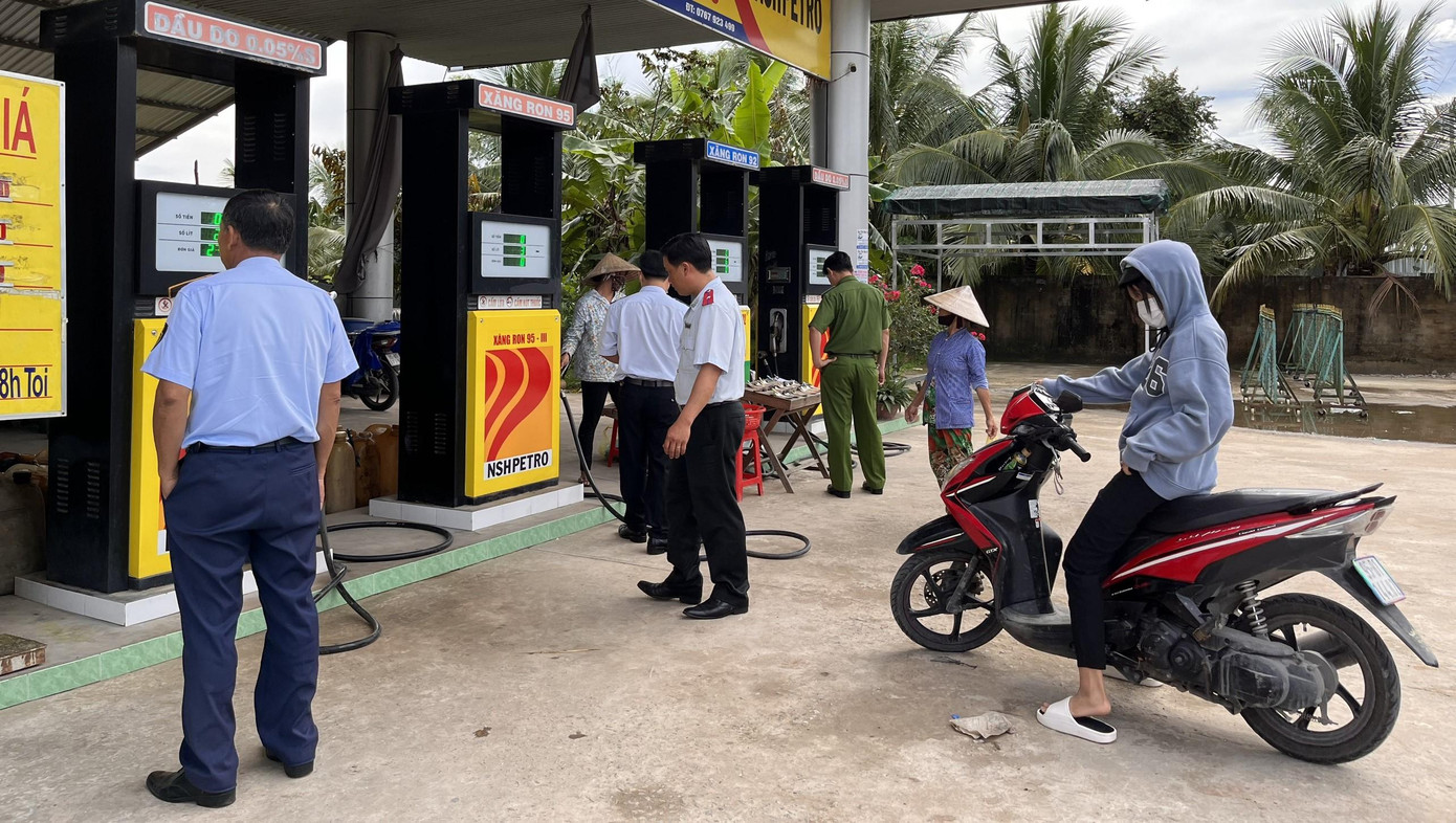 Lực lượng chức năng Hậu Giang khảo sát tình hình các cửa hàng kinh doanh xăng dầu.