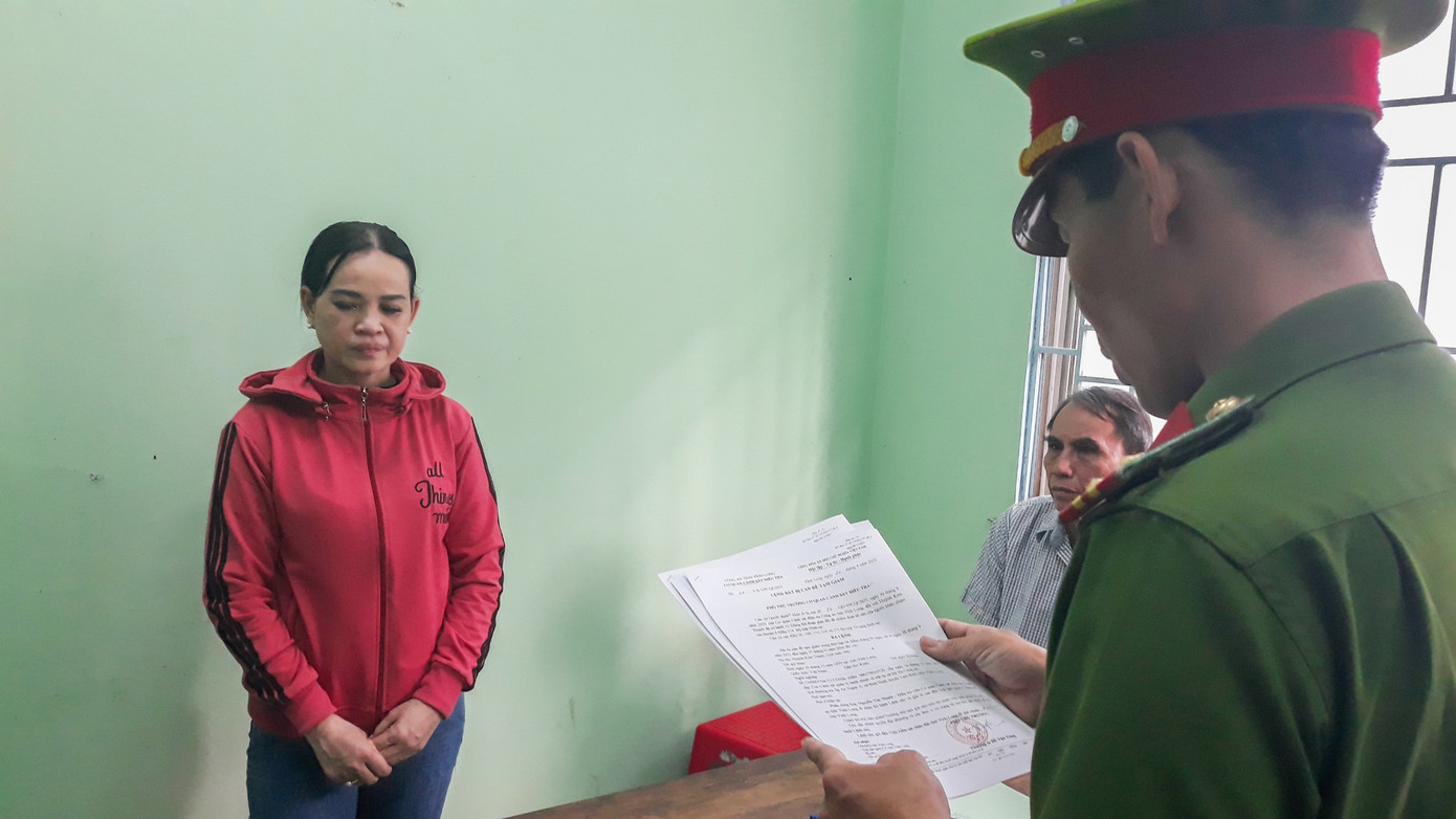 Công an tống đạt quyết định đối với Huỳnh Kim Thanh. Công an tống đạt quyết định đối với Huỳnh Kim Thanh.