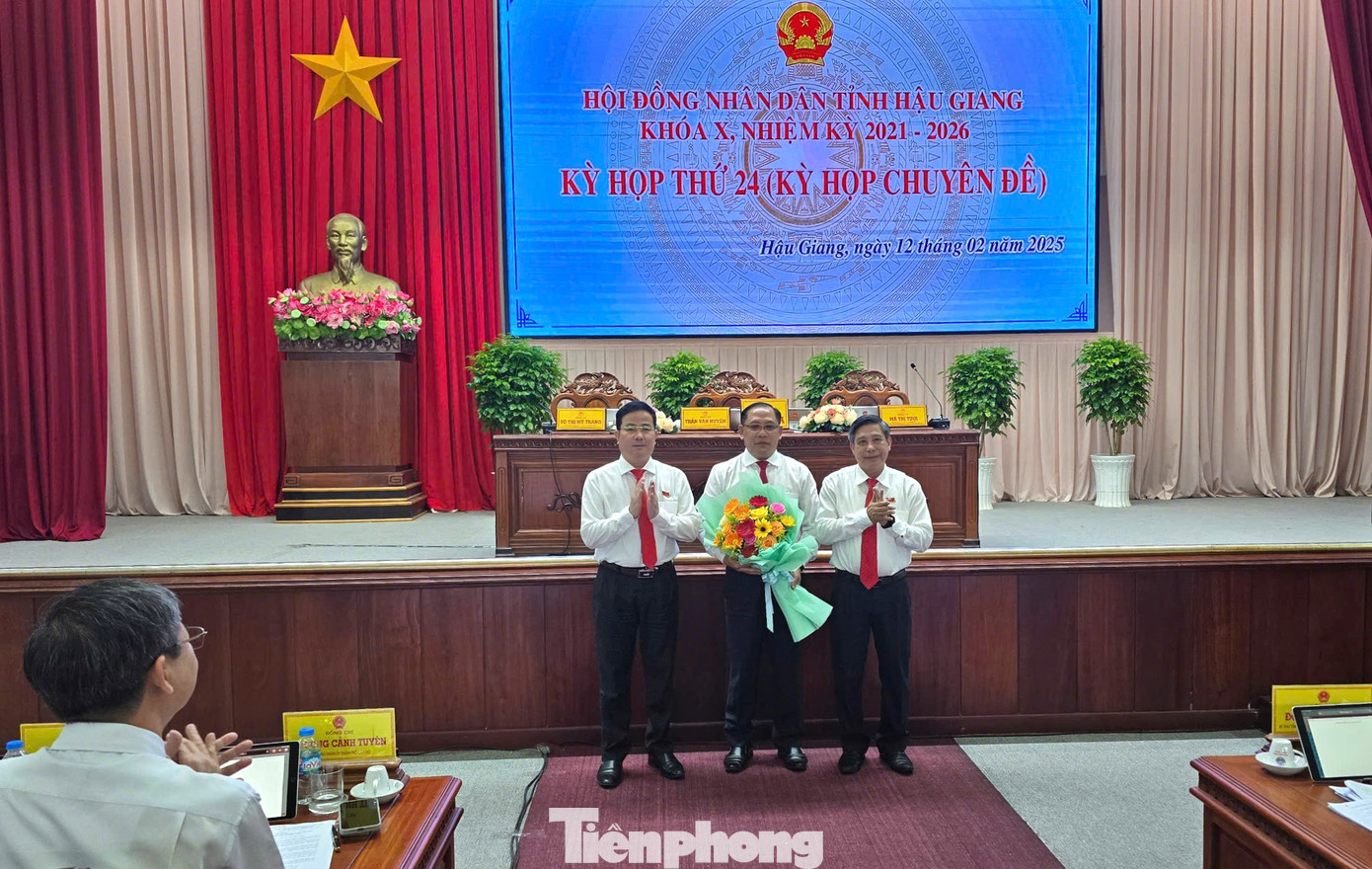 Lãnh đạo tỉnh Hậu Giang chúc mừng tân Phó Chủ tịch UBND tỉnh - Trần Chí Hùng. Ảnh: CK Lãnh đạo tỉnh Hậu Giang chúc mừng tân Phó Chủ tịch UBND tỉnh - Trần Chí Hùng. Ảnh: CK