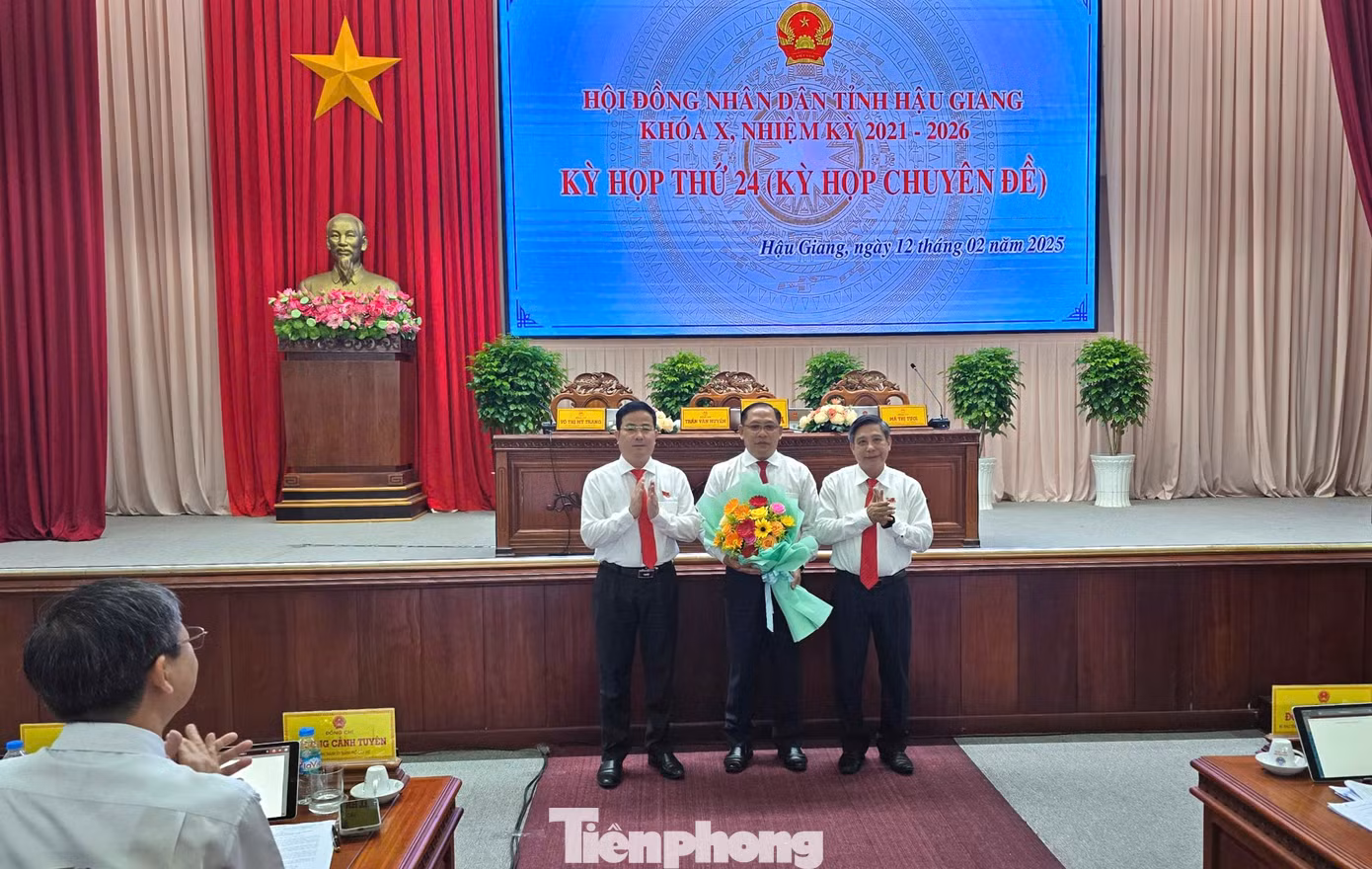 Lãnh đạo tỉnh Hậu Giang chúc mừng tân Phó Chủ tịch UBND tỉnh - Trần Chí Hùng. Ảnh: CK