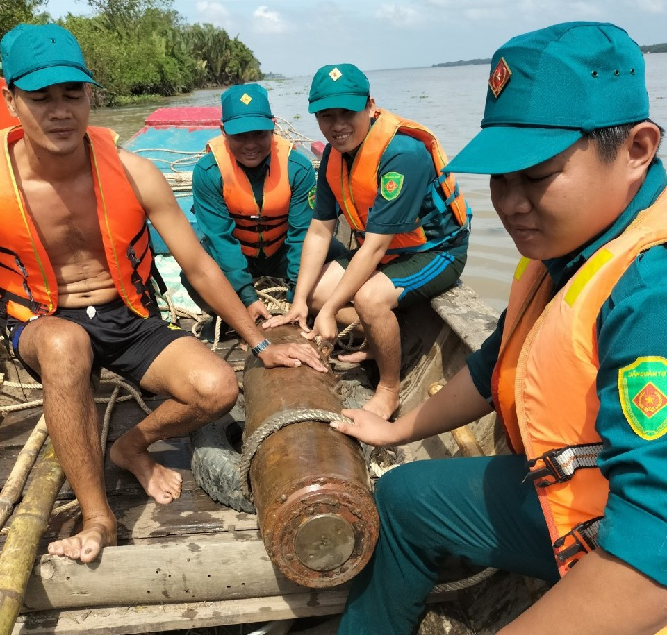 Lực lượng chức năng vận chuyển quả bom đi xử lý. Lực lượng chức năng vận chuyển quả bom đi xử lý.