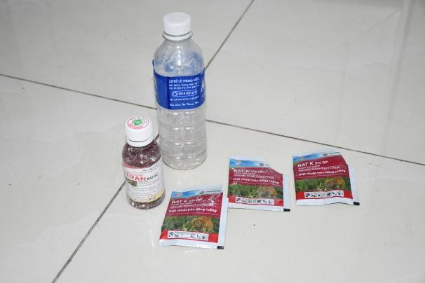 Số thuốc Tài dùng tự tử nhưng không thành và sợi dây dù Tài dùng để siết cổ nạn nhân.