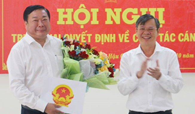 Phó Chủ tịch Thường trực UBND tỉnh Hậu Giang Trương Cảnh Tuyên (phải) trao quyết định và chúc mừng Giám đốc Sở Tài chính Lê Phước Thái. Phó Chủ tịch Thường trực UBND tỉnh Hậu Giang Trương Cảnh Tuyên (phải) trao quyết định và chúc mừng Giám đốc Sở Tài chính Lê Phước Thái.