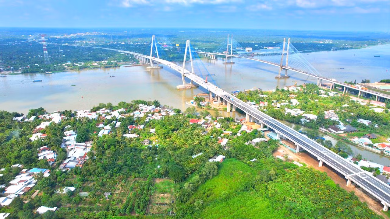 Cầu Mỹ Thuận 2 (bên trái, cách cầu Mỹ Thuận hiện hữu 350 m về phía thượng lưu) vượt sông Tiền, nối hai tỉnh Tiền Giang và Vĩnh Long. Dự án xây dựng cầu có tổng mức đầu tư hơn 5.000 tỷ đồng, khởi công từ ngày 19/8/2020.