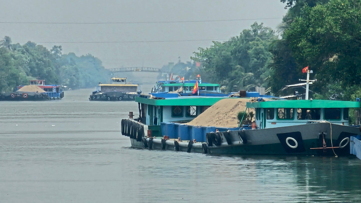 Trong khi đó, dự án cao tốc trục dọc đoạn Cần Thơ - Cà Mau (thuộc dự án cao tốc Bắc - Nam phía Đông giai đoạn 2) cũng nhận những sà lan cát đầu tiên về công trường.