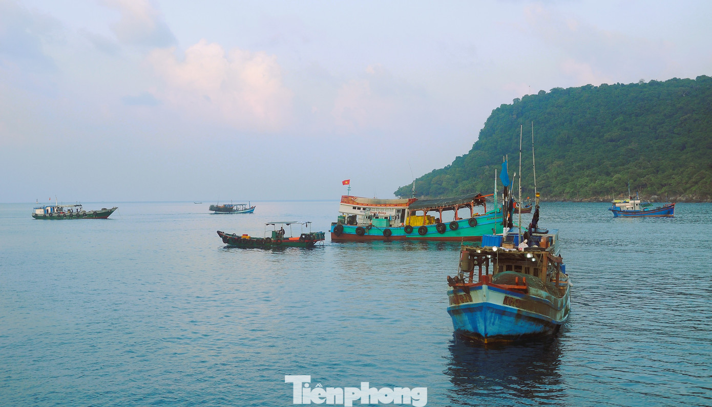 Thổ Châu cách phía nam đảo Phú Quốc hơn 100km và cách thành phố Rạch Giá (trung tâm tỉnh Kiên Giang) khoảng 220km.