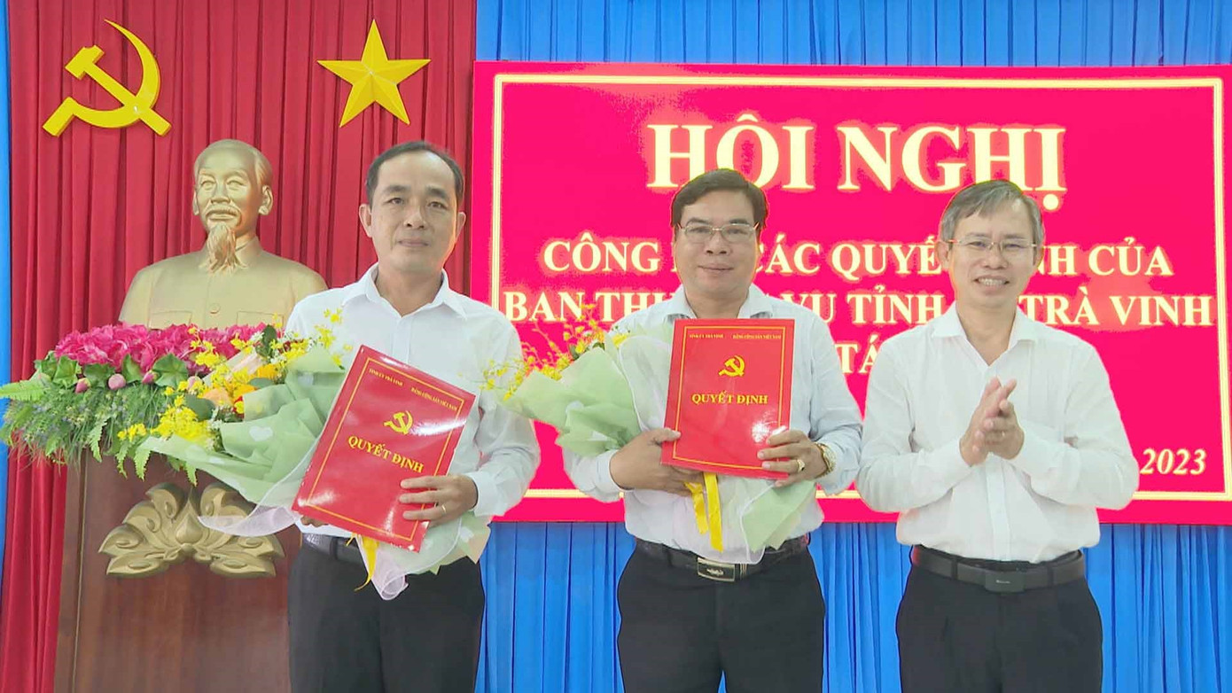 Trưởng Ban Tổ chức Tỉnh ủy Trà Vinh Nguyễn Văn Hiếu trao quyết định cho ông Nguyễn Trường Giang (giữa) và ông Hồng Thanh Vũ. Ảnh: H.Hiền
