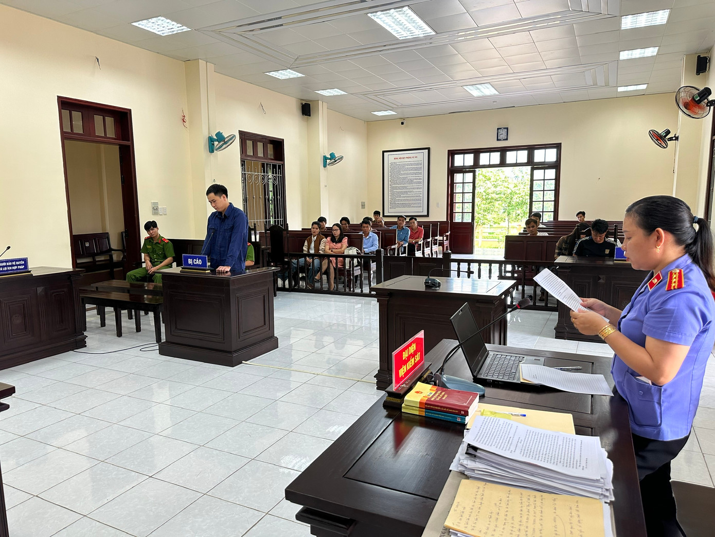 Quang cảnh phiên tòa.