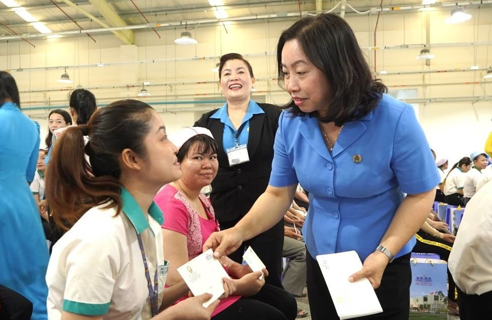 Phó Chủ tịch Tổng LĐLĐ Việt Nam Thái Thu Xương tặng quà cho công nhân.