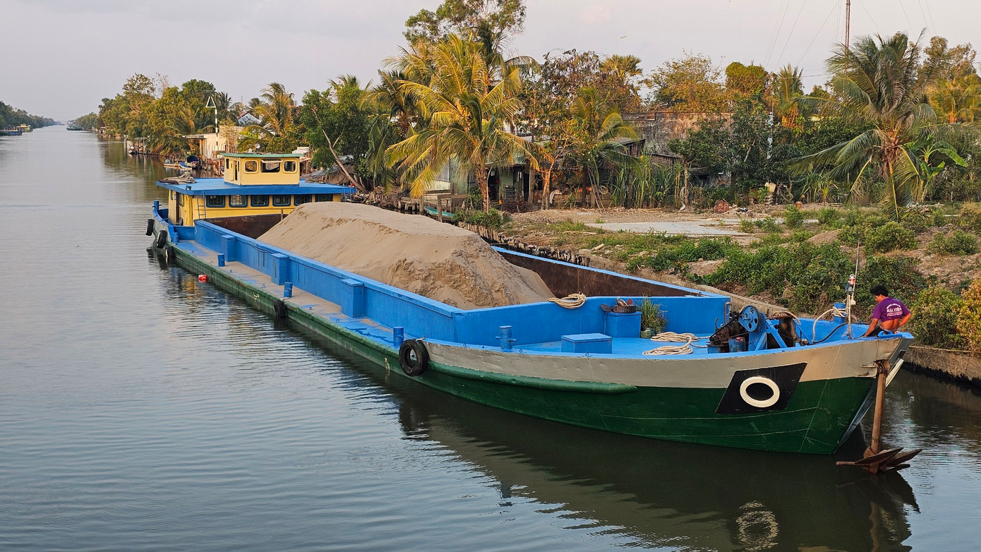 Đại diện Ban Quản lý dự án Mỹ Thuận (chủ đầu tư) cho biết, các nhà thầu đều đã khởi động khai thác các mỏ cát để phục vụ thi công dự án. Tuy nhiên, vẫn còn một số khó khăn về mặt kỹ thuật, thủ tục liên quan, nên lượng cát thực tế đem về công trường cũng chưa nhiều.