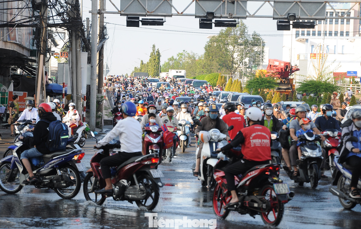 Nước dâng cao lúc cao điểm khiến việc lưu thông qua các ngã tư gặp khó khăn. Nước dâng cao lúc cao điểm khiến việc lưu thông qua các ngã tư gặp khó khăn.