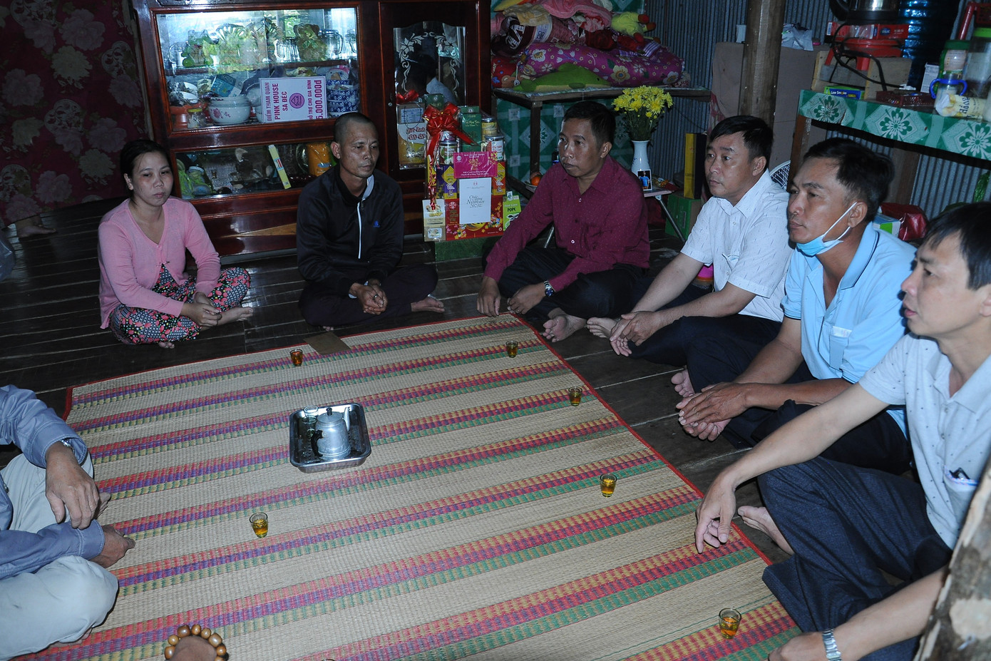 Đại diện Phòng Giáo dục huyện Thanh Bình và Trường Tiểu học Phú Lợi 1 (nơi Hạo Nam theo học) thăm hỏi, động viên cha mẹ Hạo Nam. Đại diện Phòng Giáo dục huyện Thanh Bình và Trường Tiểu học Phú Lợi 1 (nơi Hạo Nam theo học) thăm hỏi, động viên cha mẹ Hạo Nam.