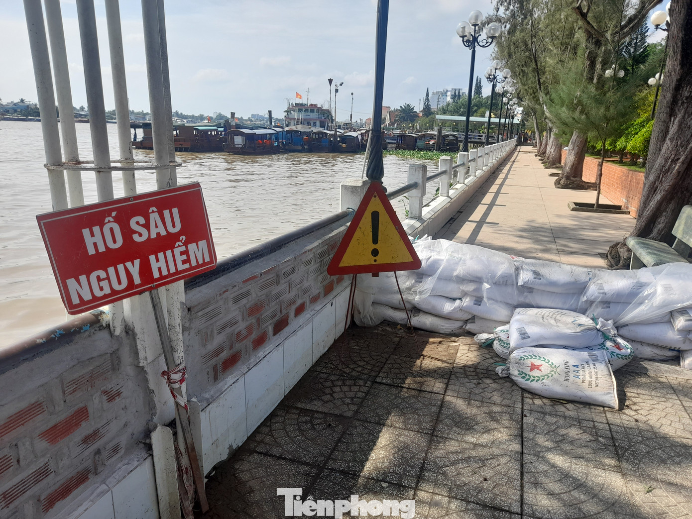 Đoạn còn lại dài khoảng 800m (tùy từng vị trí) được đắp bao cát để ngăn nước.