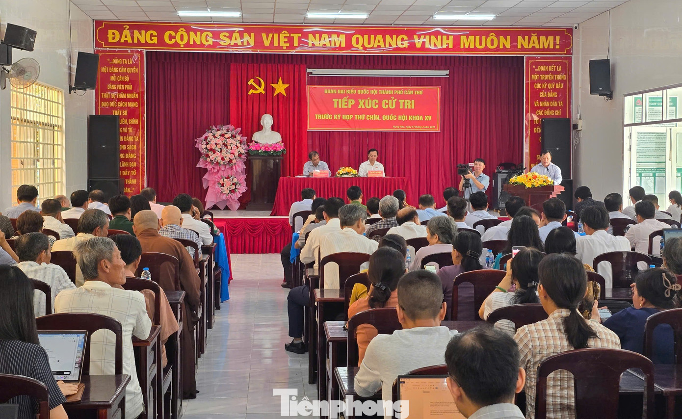 Quang cảnh buổi tiếp xúc cử tri phường Hưng Phú. Ảnh: CK