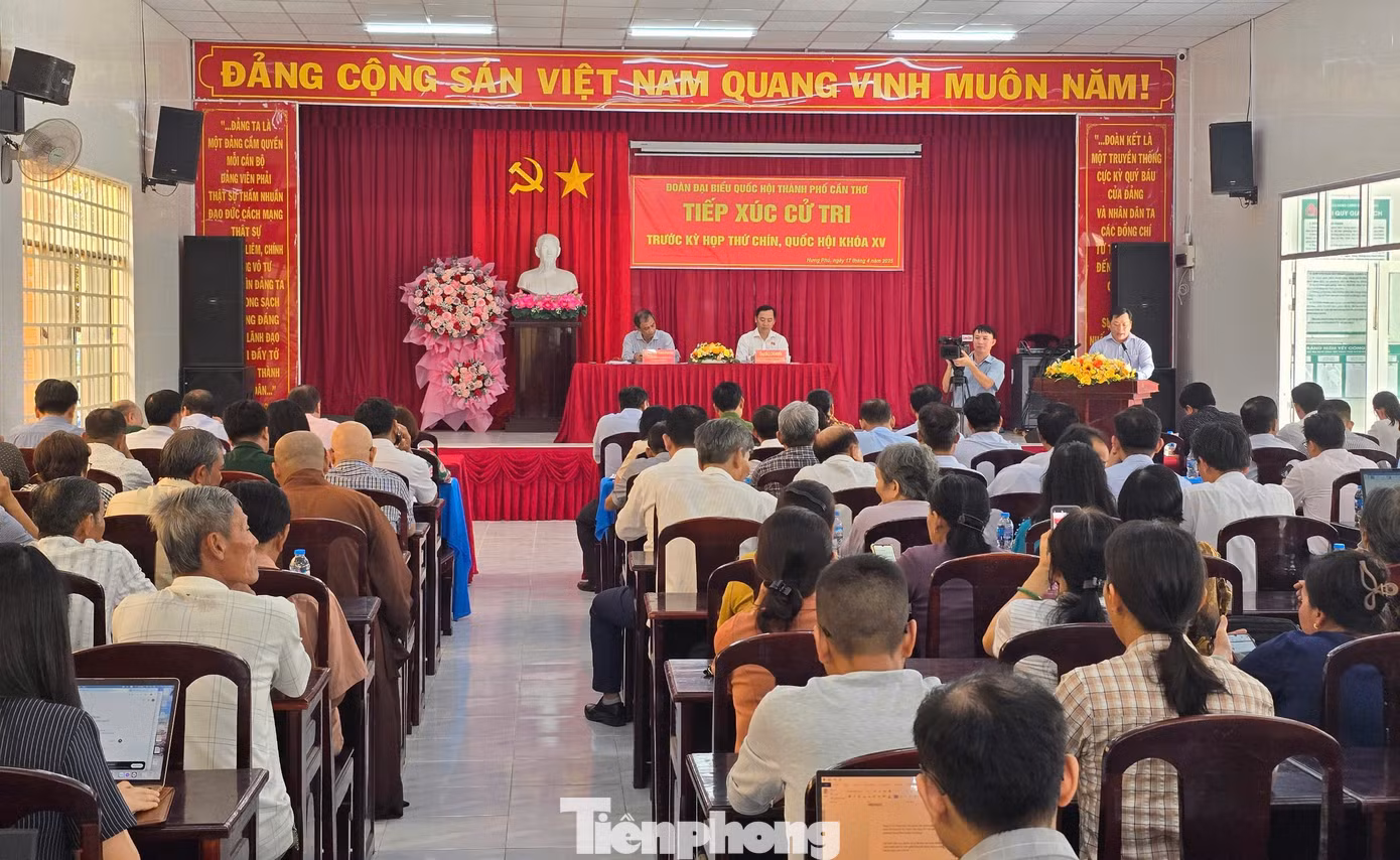 Quang cảnh buổi tiếp xúc cử tri phường Hưng Phú. Ảnh: CK