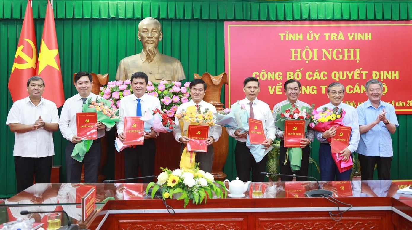 Bí thư Tỉnh ủy Trà Vinh Ngô Chí Cường (bìa phải) cùng Phó Bí thư Thường trực Tỉnh ủy Kim Ngọc Thái (bìa trái) trao quyết định cho các cán bộ. Ảnh: Quốc Bình