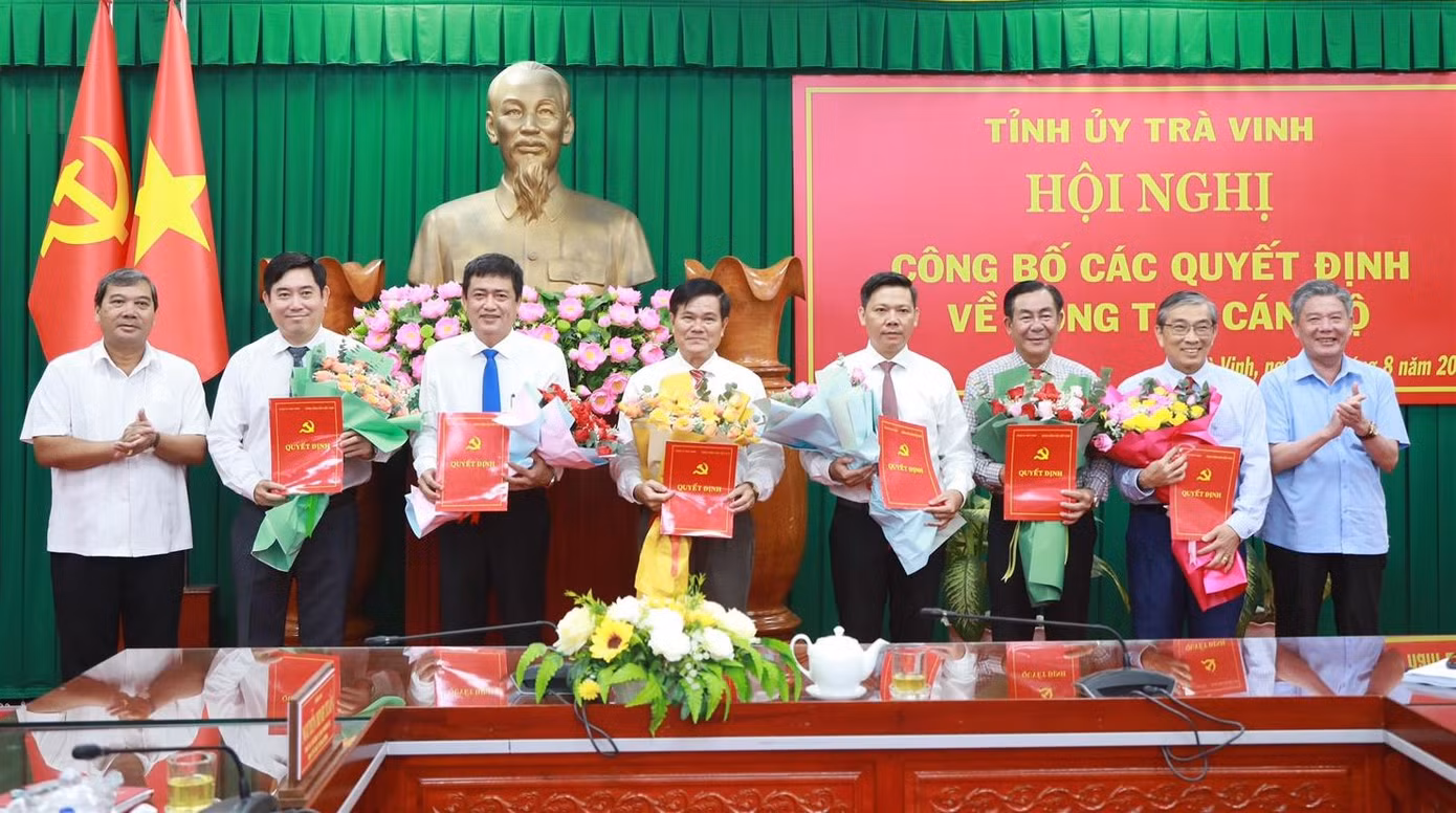 Bí thư Tỉnh ủy Trà Vinh Ngô Chí Cường (bìa phải) cùng Phó Bí thư Thường trực Tỉnh ủy Kim Ngọc Thái (bìa trái) trao quyết định cho các cán bộ. Ảnh: Quốc Bình
