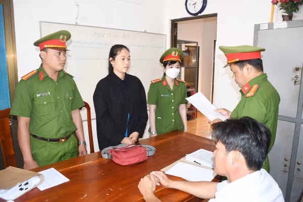 Công an thi hành quyết định đối với Võ Thị Huỳnh Trân. Ảnh: H.Giang.