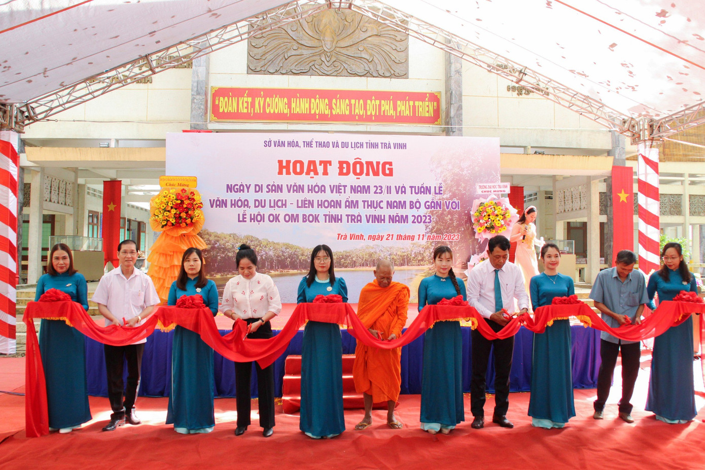 Cắt băng khai mạc các hoạt động kỷ niệm Ngày Di sản văn hóa Việt Nam (23/11) và Tuần lễ Văn hóa, Du lịch – Liên hoan Ẩm thực Nam Bộ gắn với Lễ hội Ok Om Bok Trà Vinh 2023. Ảnh: Ngân Linh.