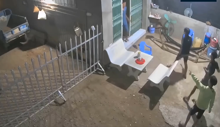 Nhóm thanh niên hù dọa chủ nhà khi bị phát hiện leo rào trộm xăng.