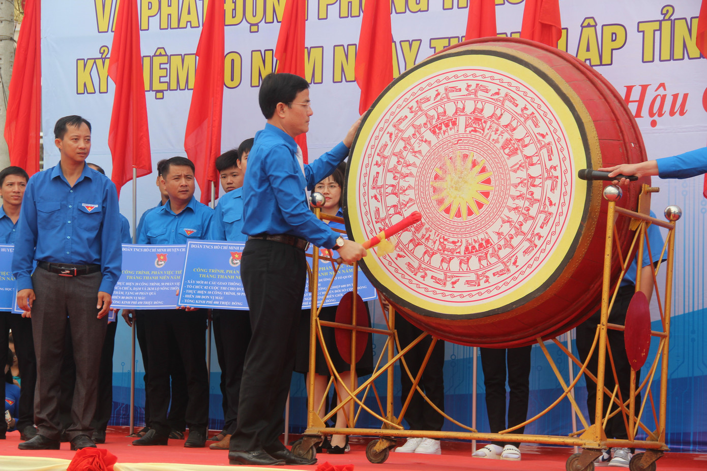 Ông Trần Văn Huyến – Phó Bí thư Thường trực Tỉnh ủy, Chủ tịch HĐND tỉnh Hậu Giang đánh trống khởi động Tháng Thanh niên năm 2023. Ông Trần Văn Huyến – Phó Bí thư Thường trực Tỉnh ủy, Chủ tịch HĐND tỉnh Hậu Giang đánh trống khởi động Tháng Thanh niên năm 2023.