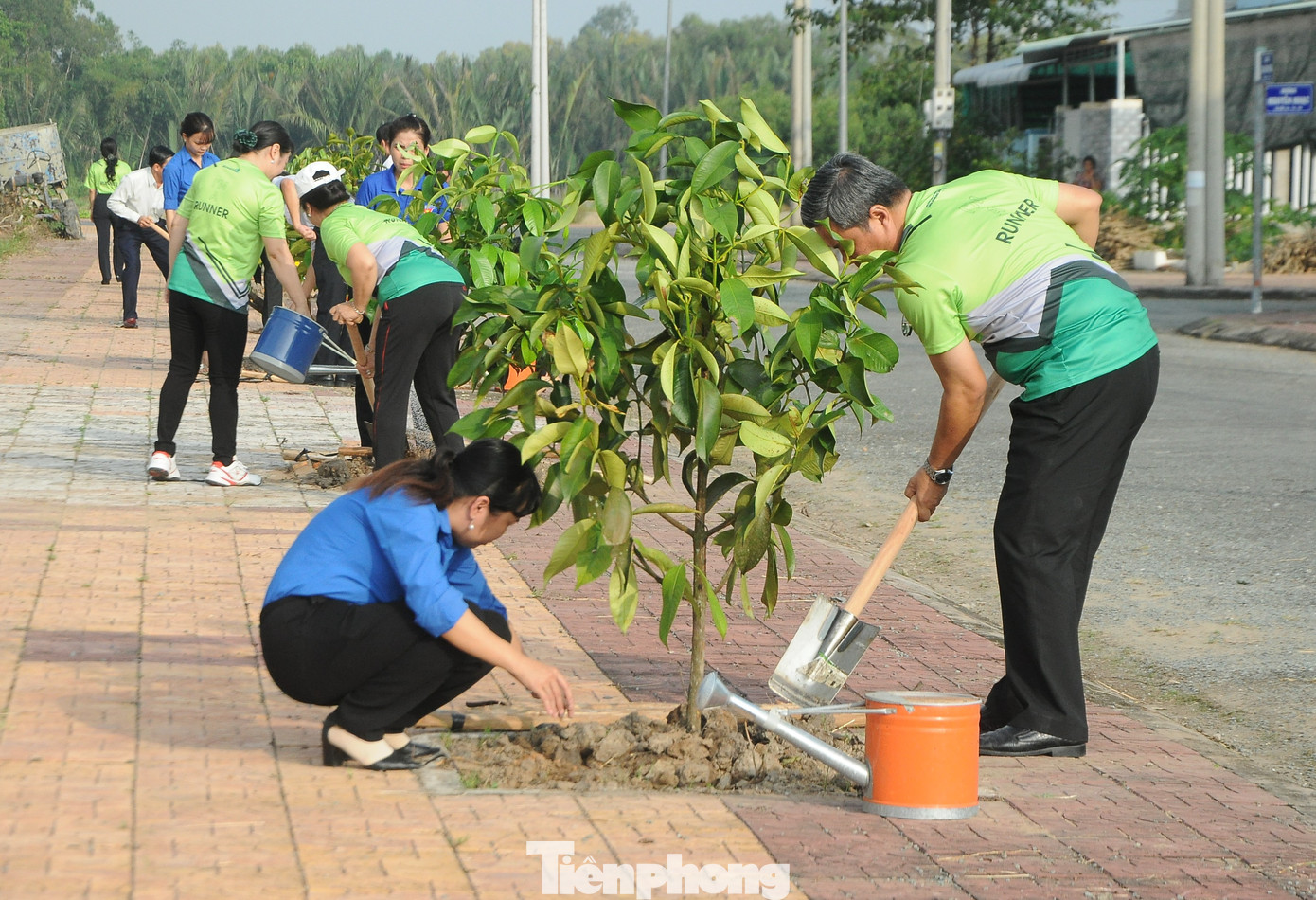 Vận động viên trồng cây xanh tại giải Mekong Delta Marathon 2020. Ảnh: Cảnh Kỳ Vận động viên trồng cây xanh tại giải Mekong Delta Marathon 2020. Ảnh: Cảnh Kỳ