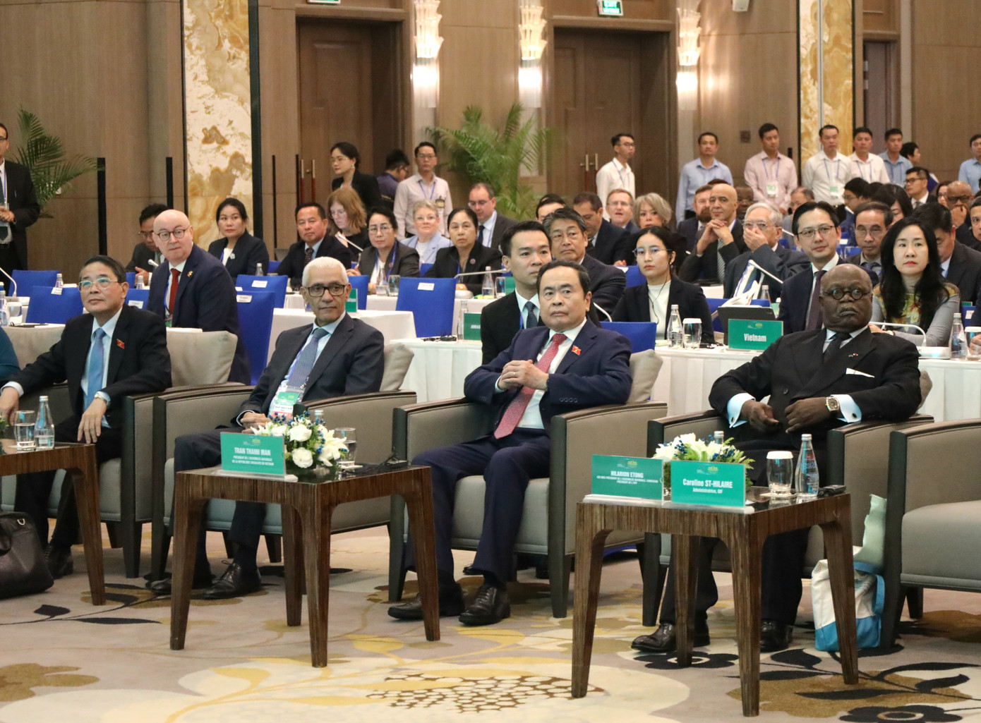 Chủ tịch Quốc hội Việt Nam cùng đại biểu tham dự diễn đàn.